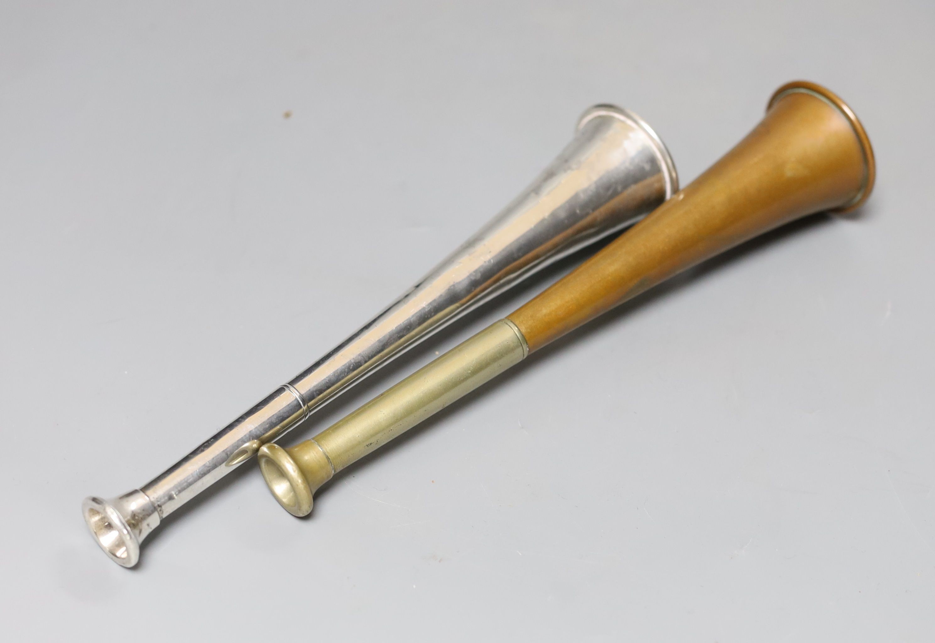 An Edwardian silver hunting horn, Robert Pringle & Sons, London, 1909, 22.2cm, together with a G. Parker & Sons copper mounted hunting horn.